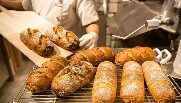 华莱士老板卖面包：3年开店200家，毛利达到70%